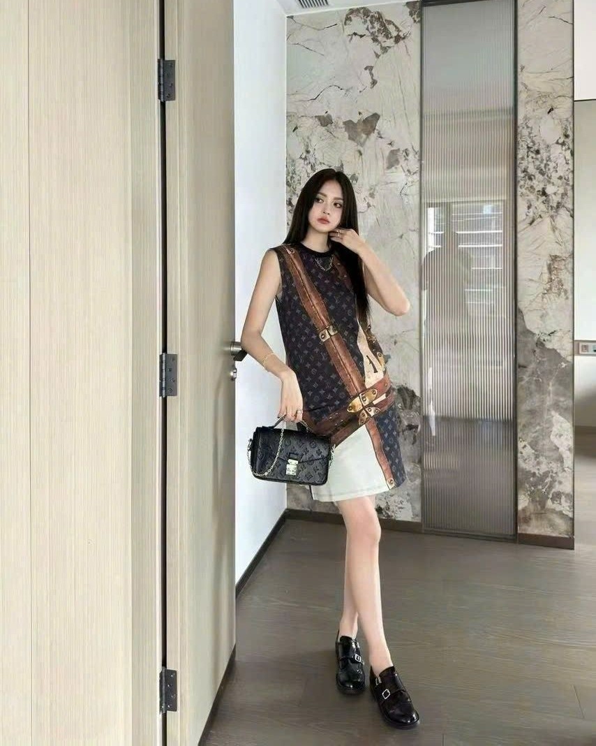 Áo đầm Louis Vuitton Sleeveless LV Trunk T-Shirt 1AGHCH 4