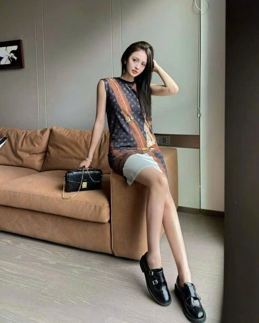 Áo đầm Louis Vuitton Sleeveless LV Trunk T-Shirt 1AGHCH 7