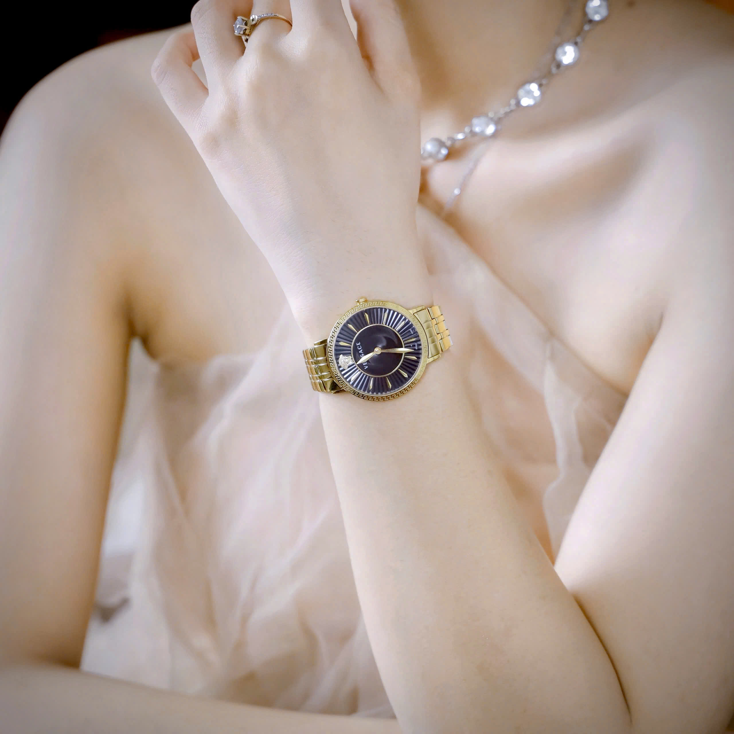 Đồng hồ nữ Versace V-Eternal Lady Bracelet Watch VEJL00722 3