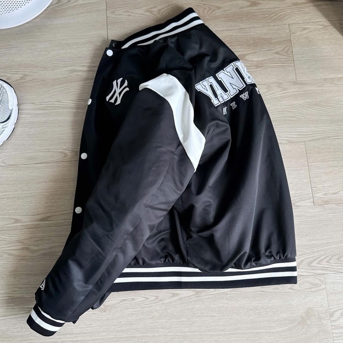Áo Khoác Bomber New Era Yankees Varsity Jacket Black 6