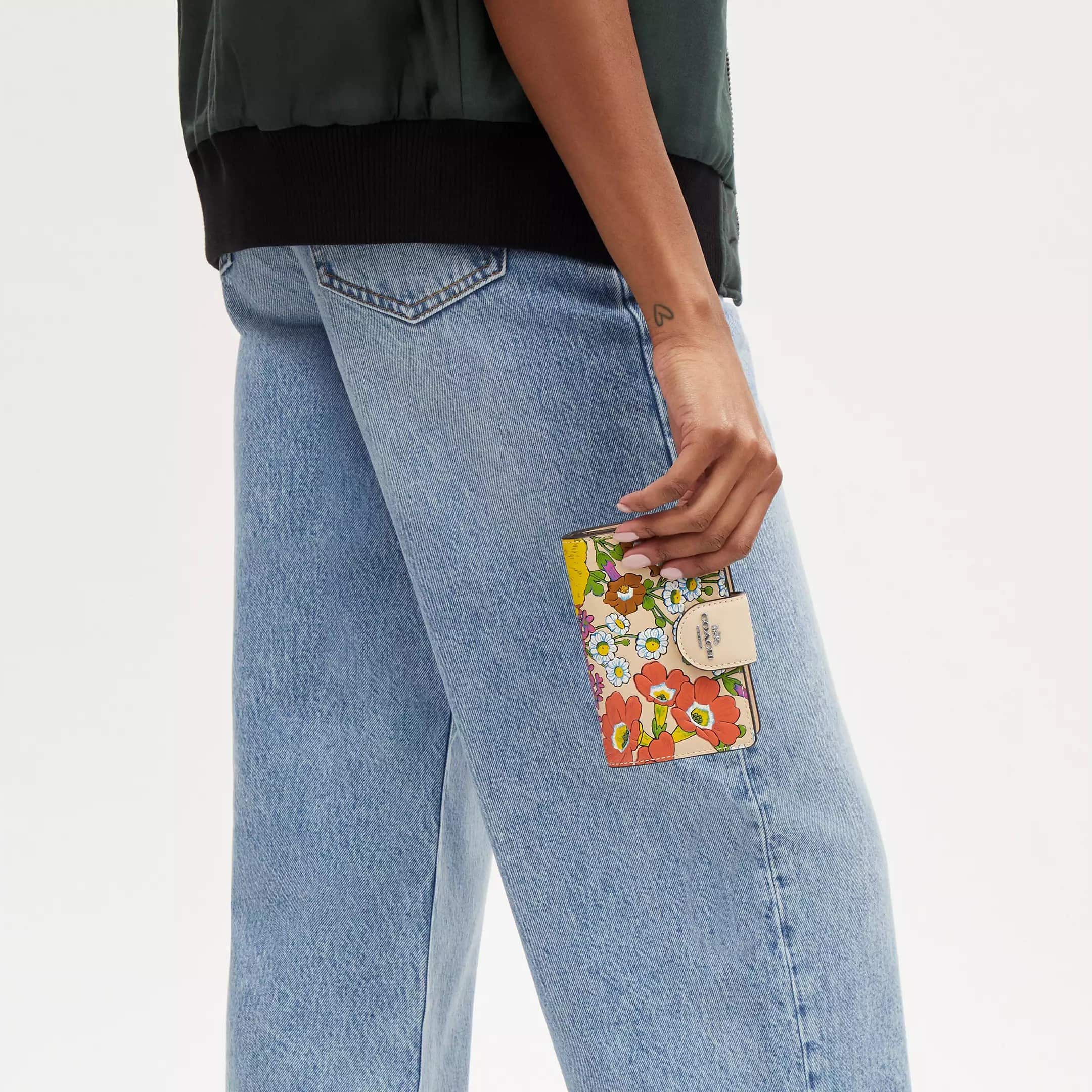 Ví Coach nữ Medium Corner Zip Wallet With Floral Print CR934 1