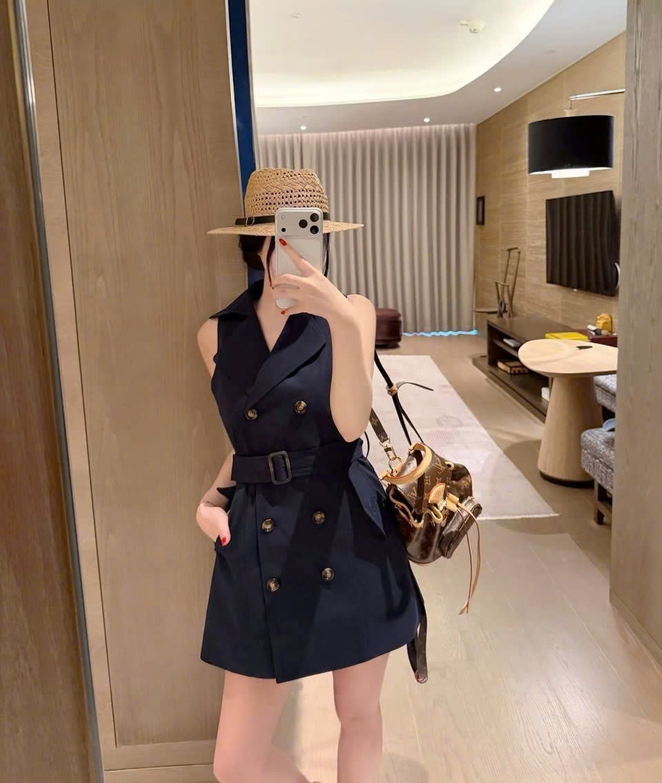Áo đầm sát nách Burberry kèm thắt lưng 2