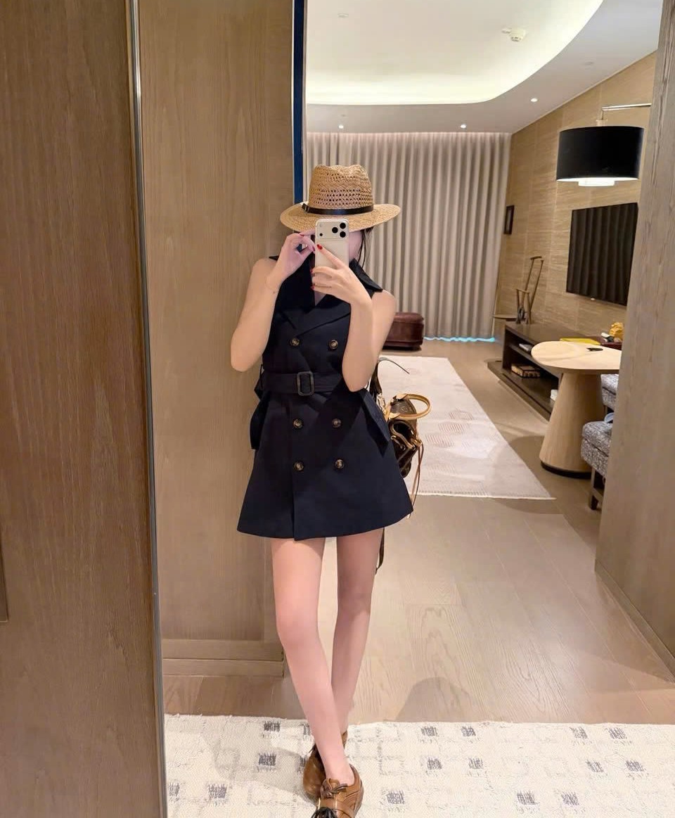 Áo đầm sát nách Burberry kèm thắt lưng 4