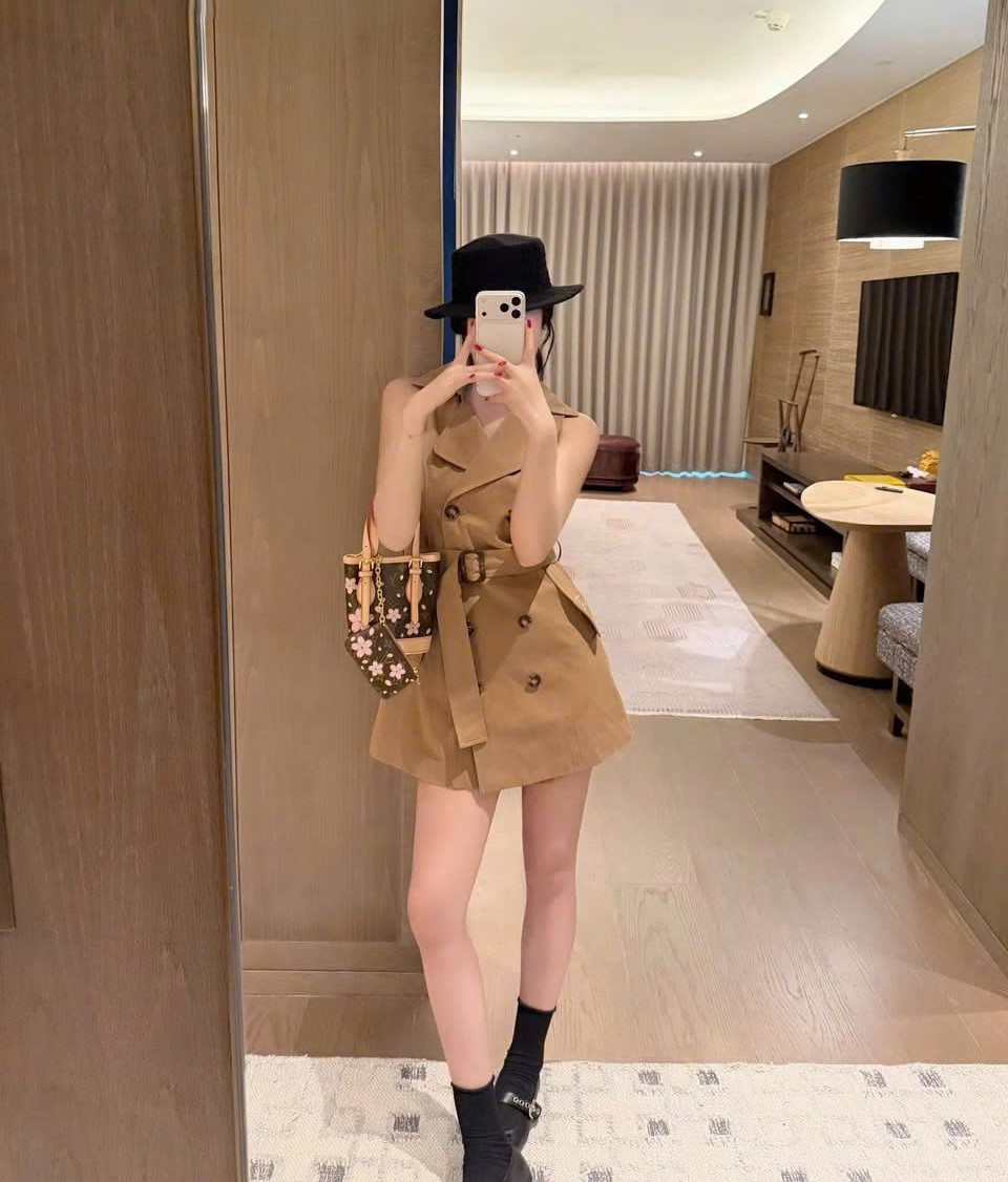 Áo đầm sát nách Burberry kèm thắt lưng 6