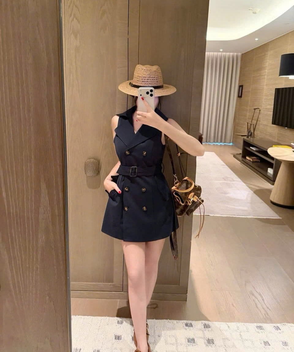 Áo đầm sát nách Burberry kèm thắt lưng 7