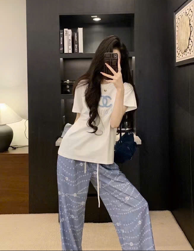 Set bộ nữ áo thun trắng quần dài xanh dương Chanel 7