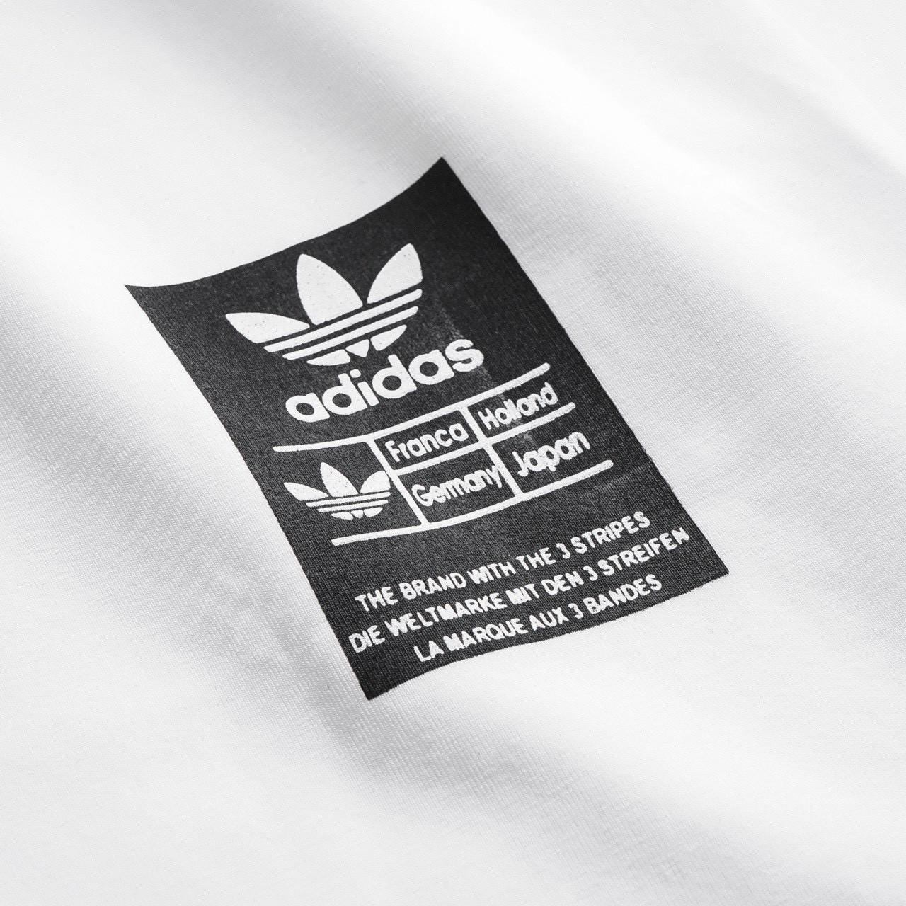 Áo Adidas lưng in bảng chữ 3