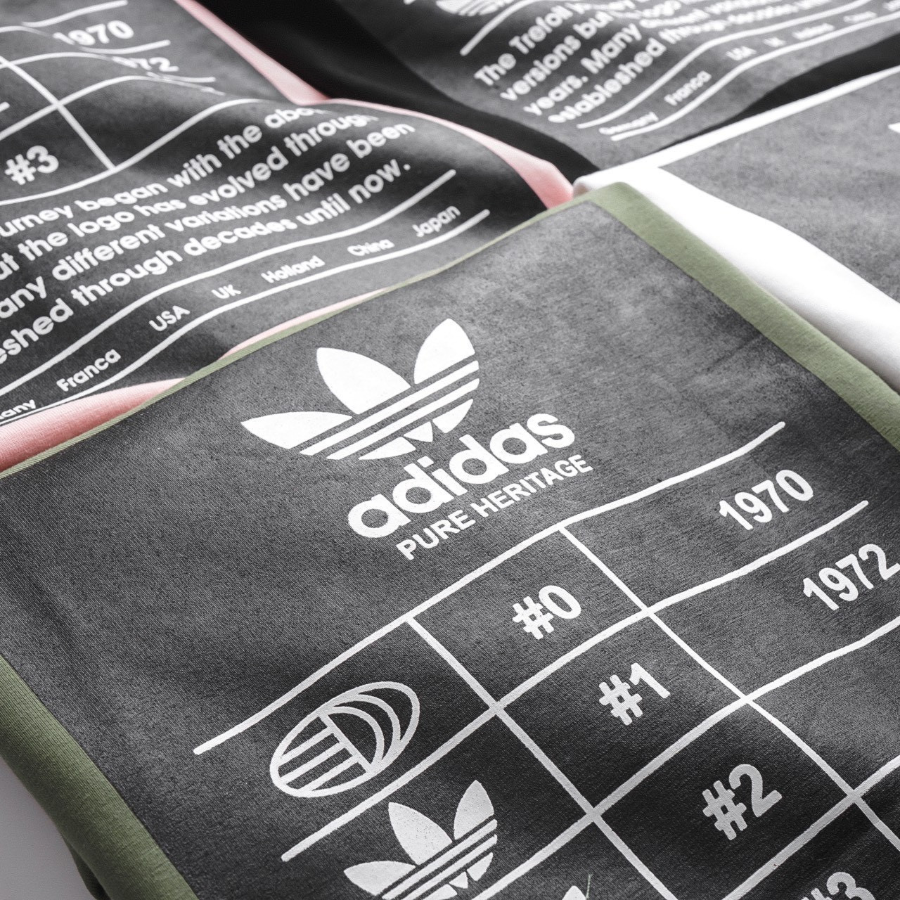 Áo Adidas lưng in bảng chữ 4