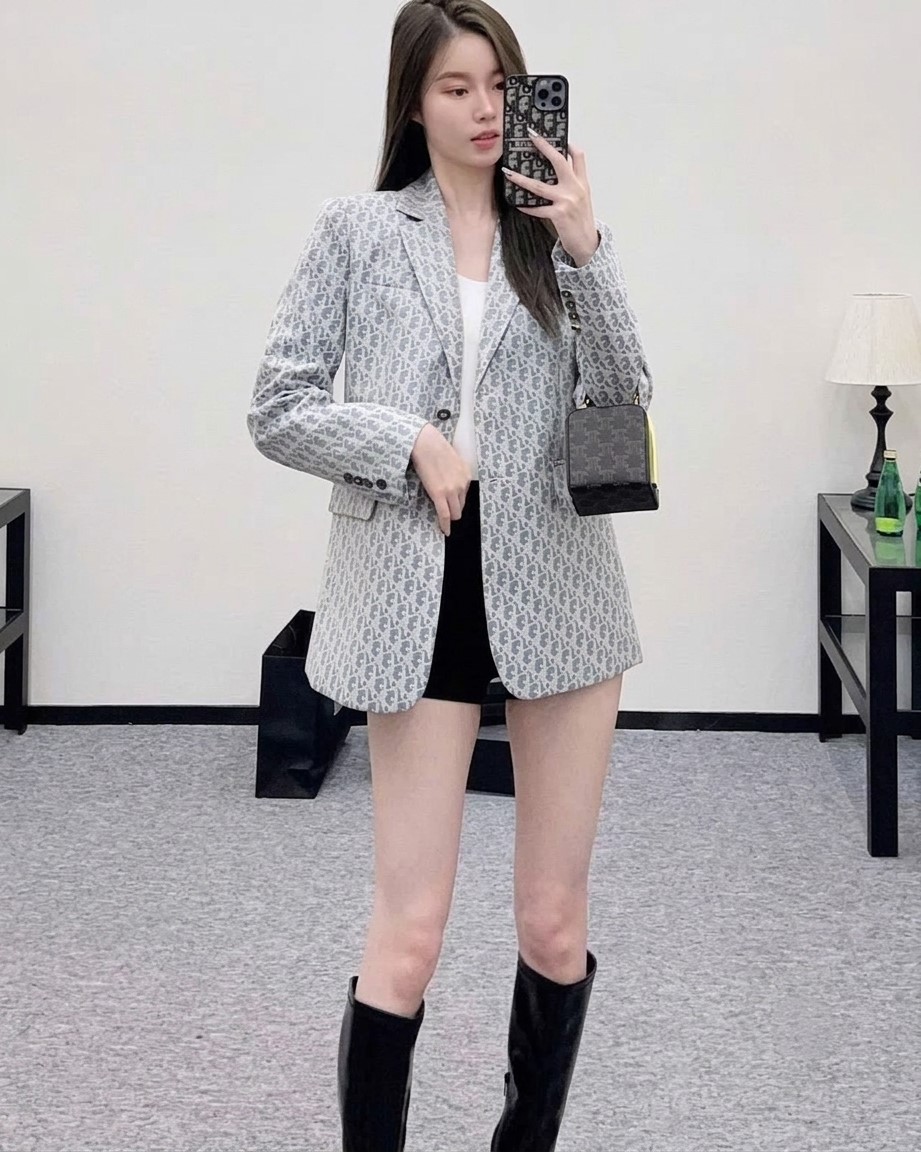 Áo vest xám họa tiết hãng Dior 2
