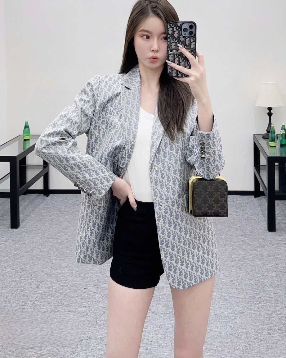 Áo vest xám họa tiết hãng Dior 5