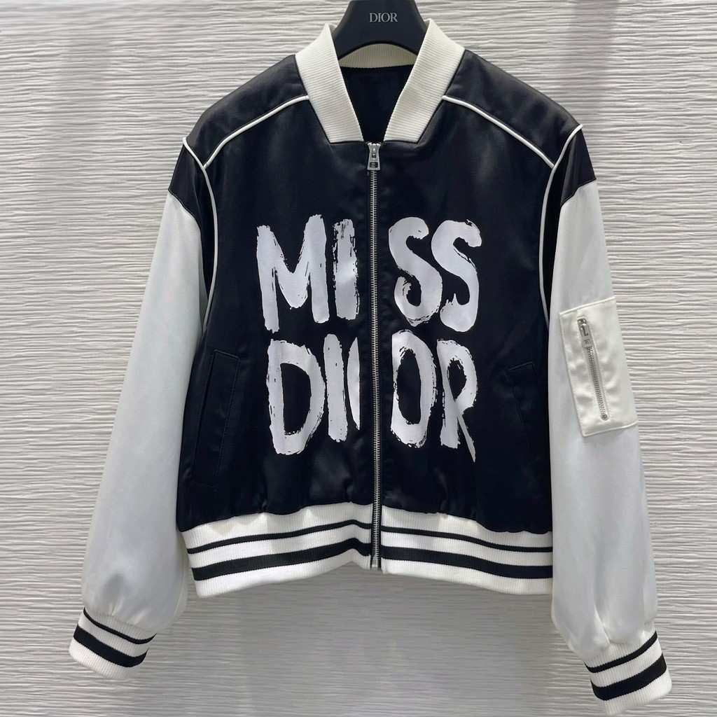 Áo khoác đen phối trắng họa tiết hãng Miss Dior 2