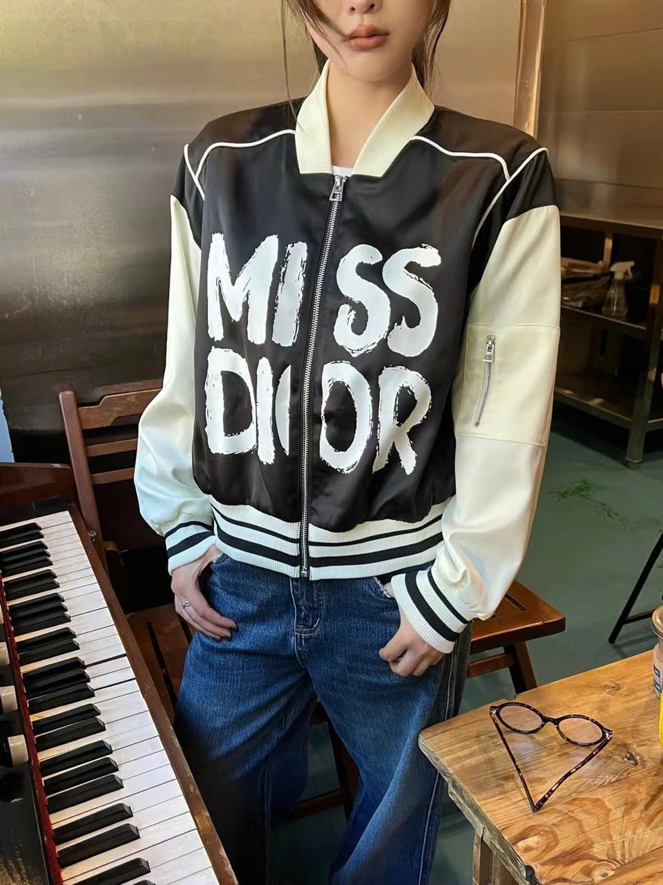 Áo khoác đen phối trắng họa tiết hãng Miss Dior 3
