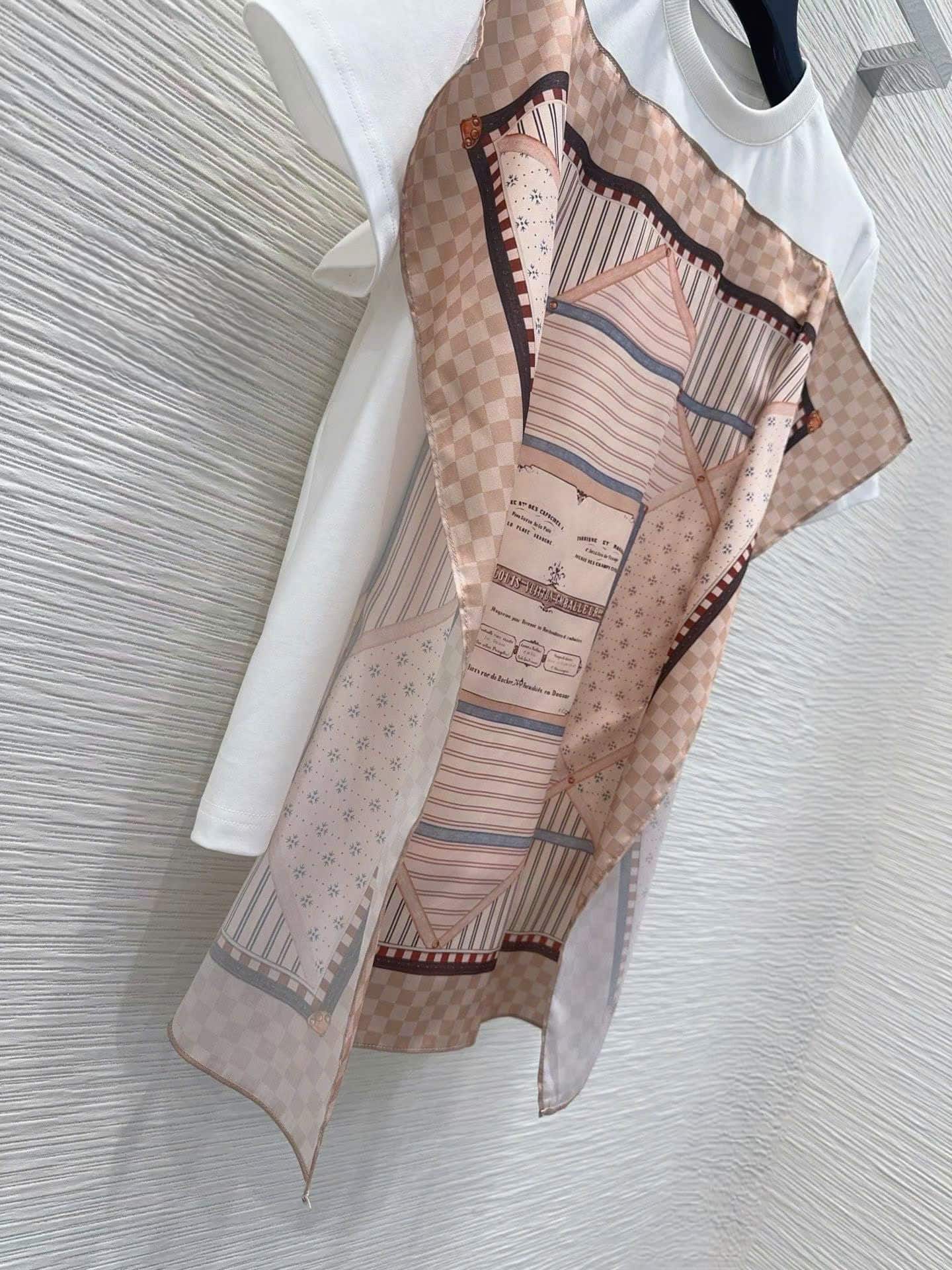 Áo LV Trunk Scarf Front T-Shirt 3