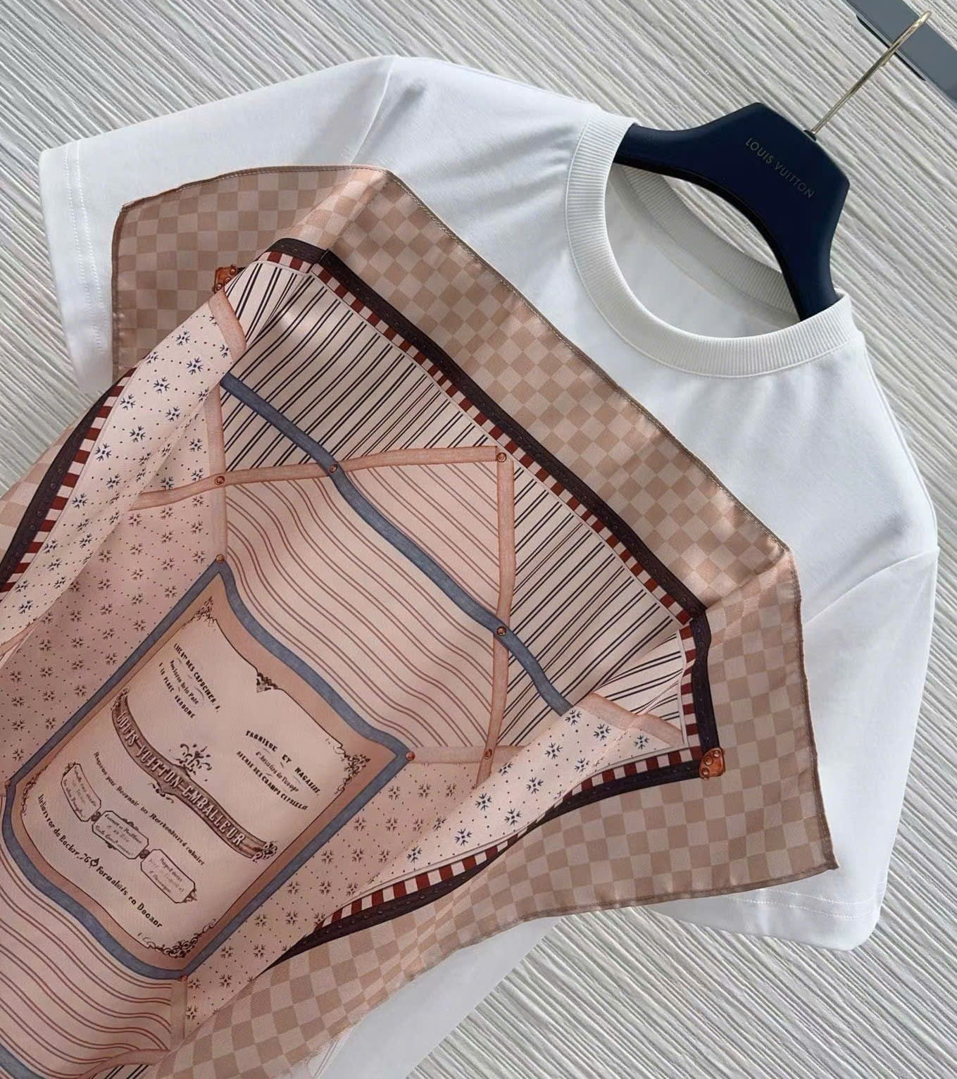 Áo LV Trunk Scarf Front T-Shirt 4