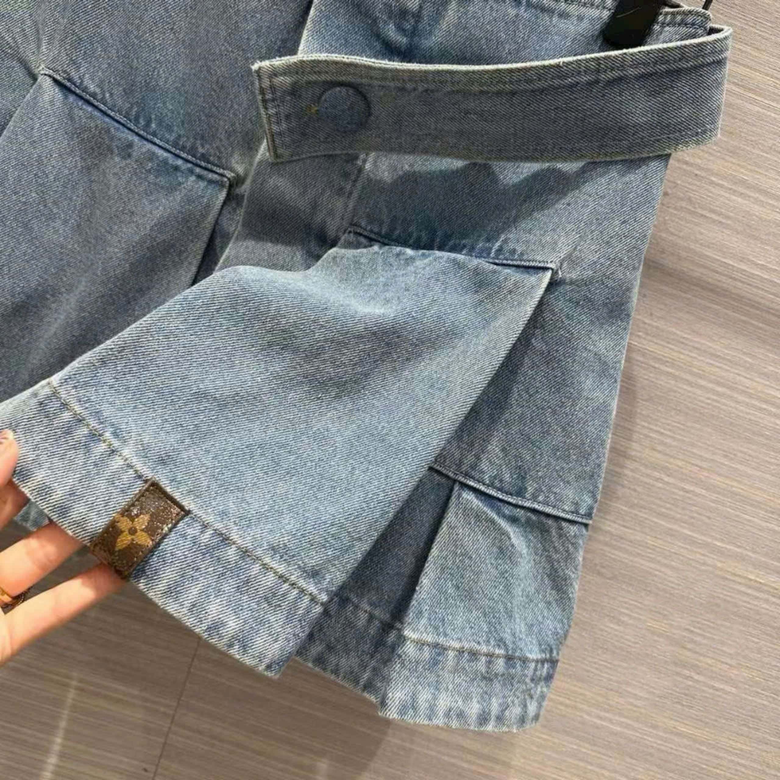 Váy Jeans LV Louis Vuitton Denim Button Tab Pleat Skirt 1AFLXO 4