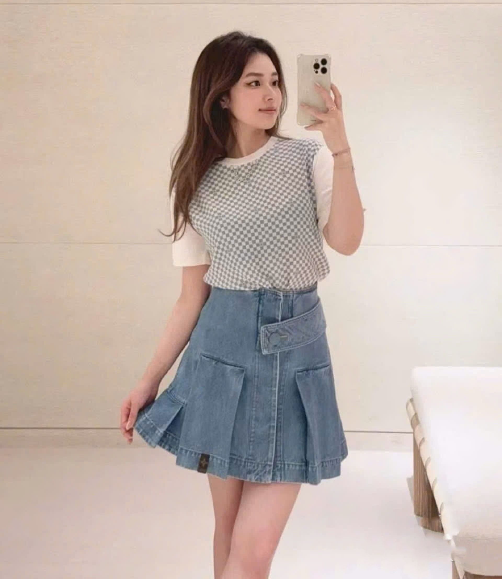 Váy Jeans LV Louis Vuitton Denim Button Tab Pleat Skirt 1AFLXO 7