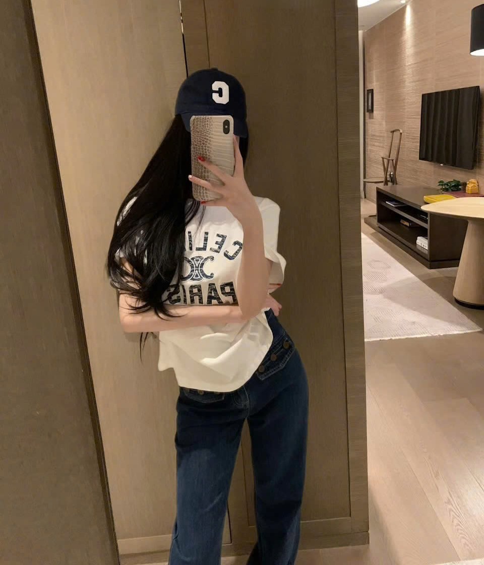 Áo thun trắng và đen họa tiết hãng Celine 8