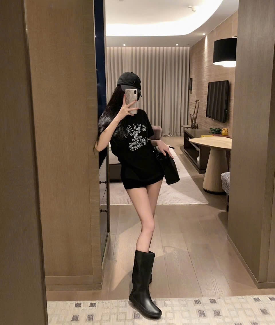 Áo thun trắng và đen họa tiết hãng Celine 9