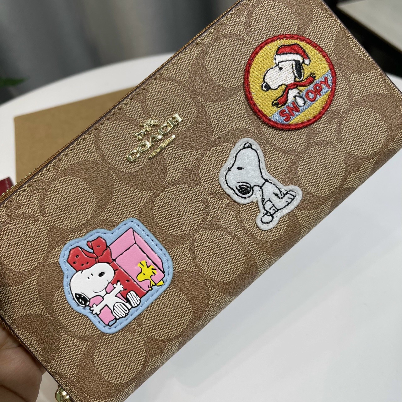 VÍ NỮ DÀI CHÓ SNOPPY COACH X PEANUTS LONG ZIP AROUND WALLET IN SIGNATURE CANVAS WITH PATCHES 2