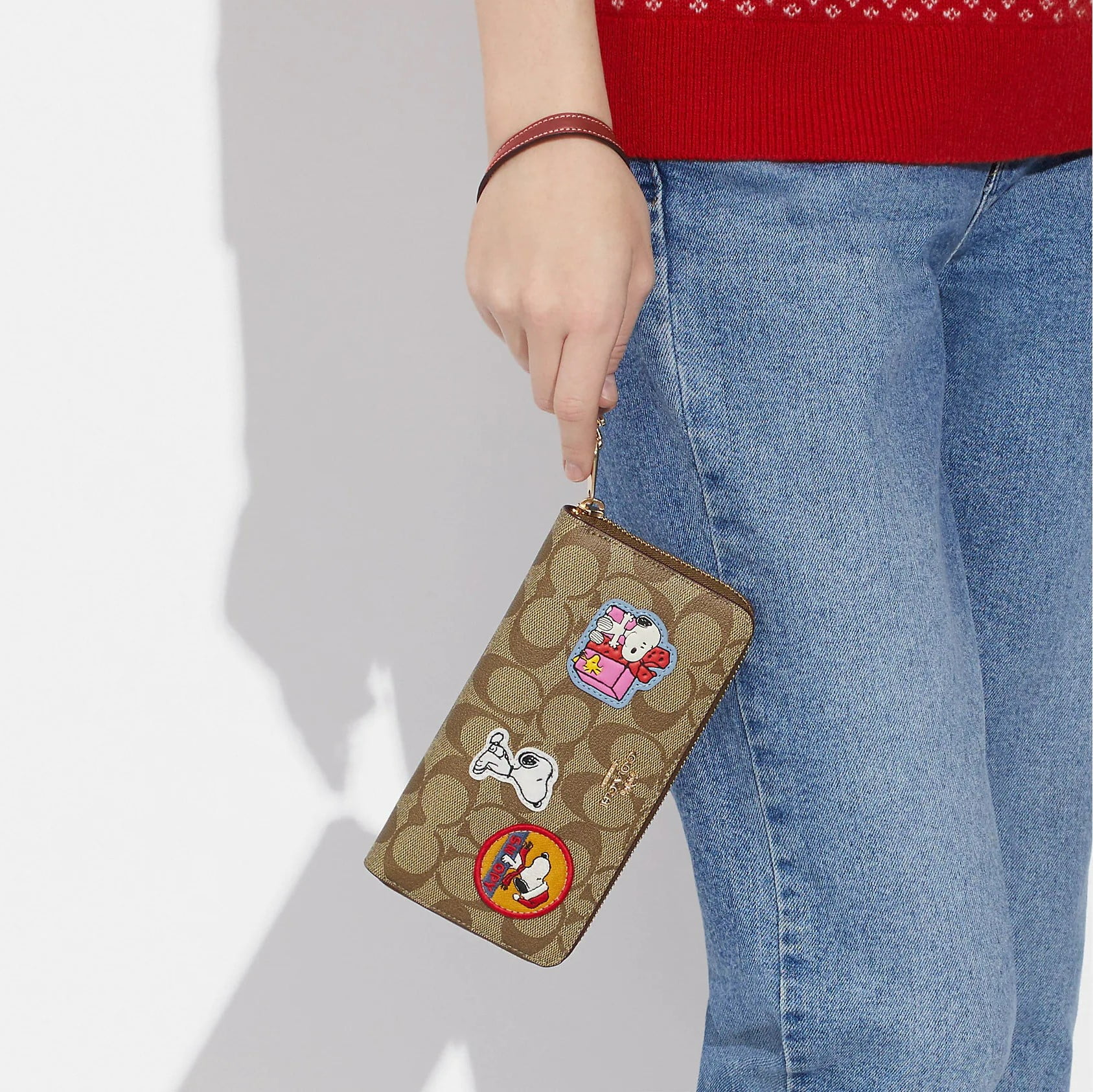 VÍ NỮ DÀI CHÓ SNOPPY COACH X PEANUTS LONG ZIP AROUND WALLET IN SIGNATURE CANVAS WITH PATCHES 3