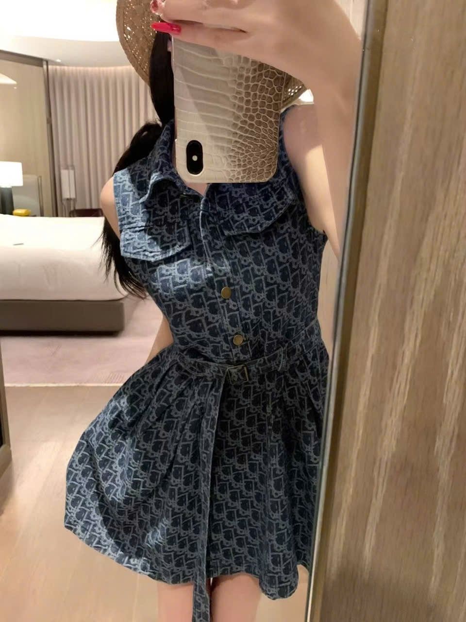 Đầm sát nách Dior dáng xòe 6