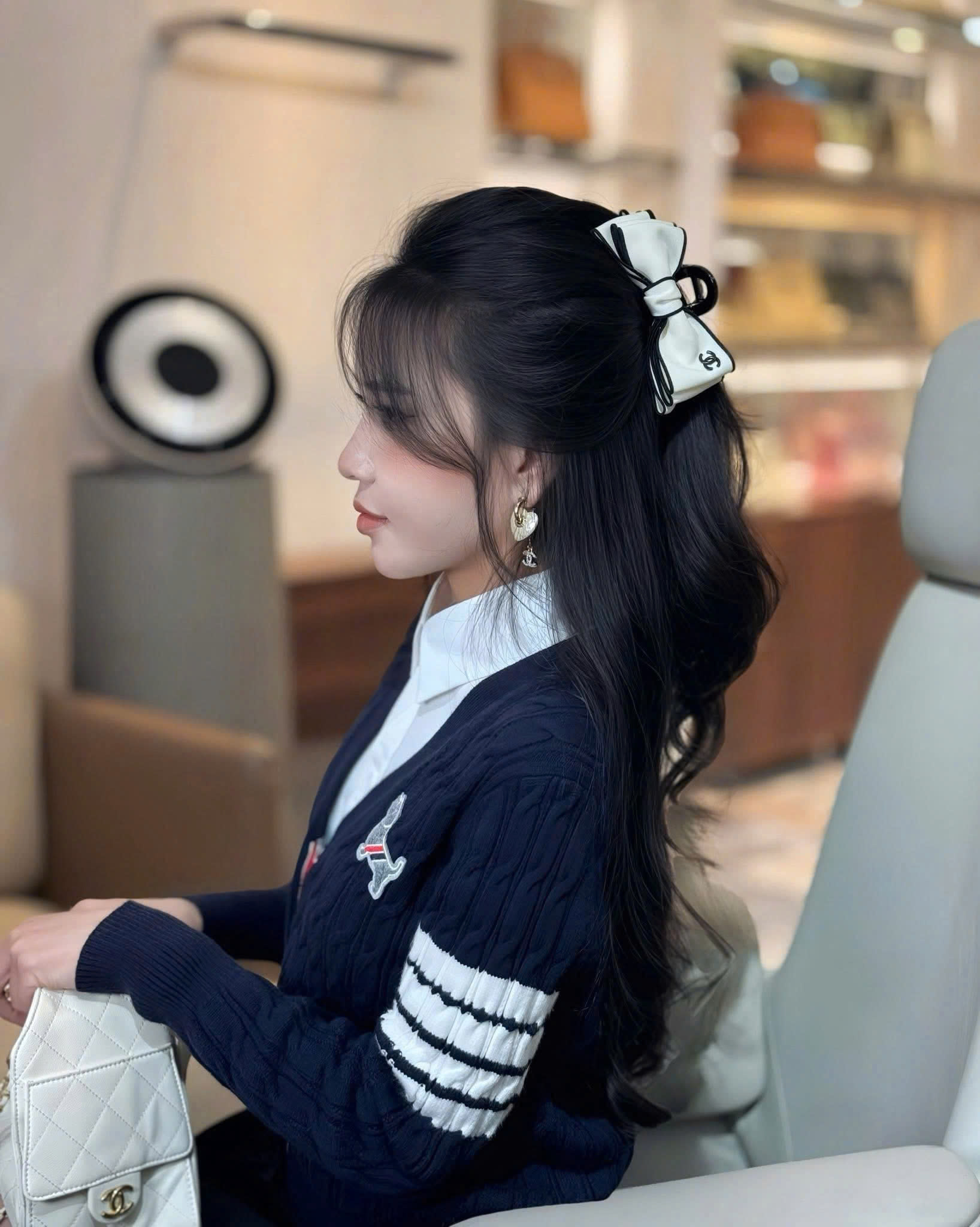 Set áo len váy xếp ly Thom Browne họa tiết chó 2