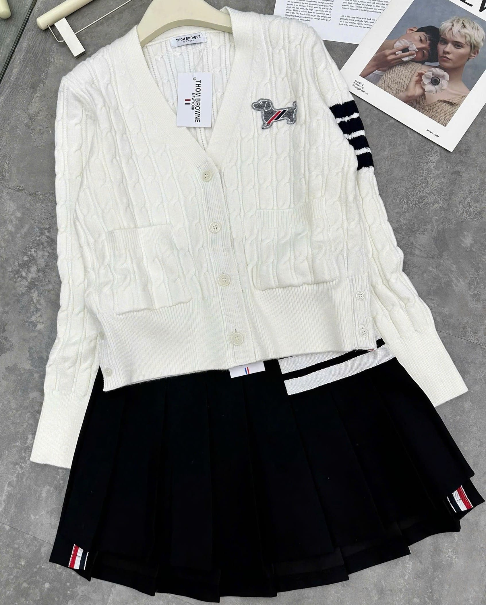 Set áo len váy xếp ly Thom Browne họa tiết chó 1