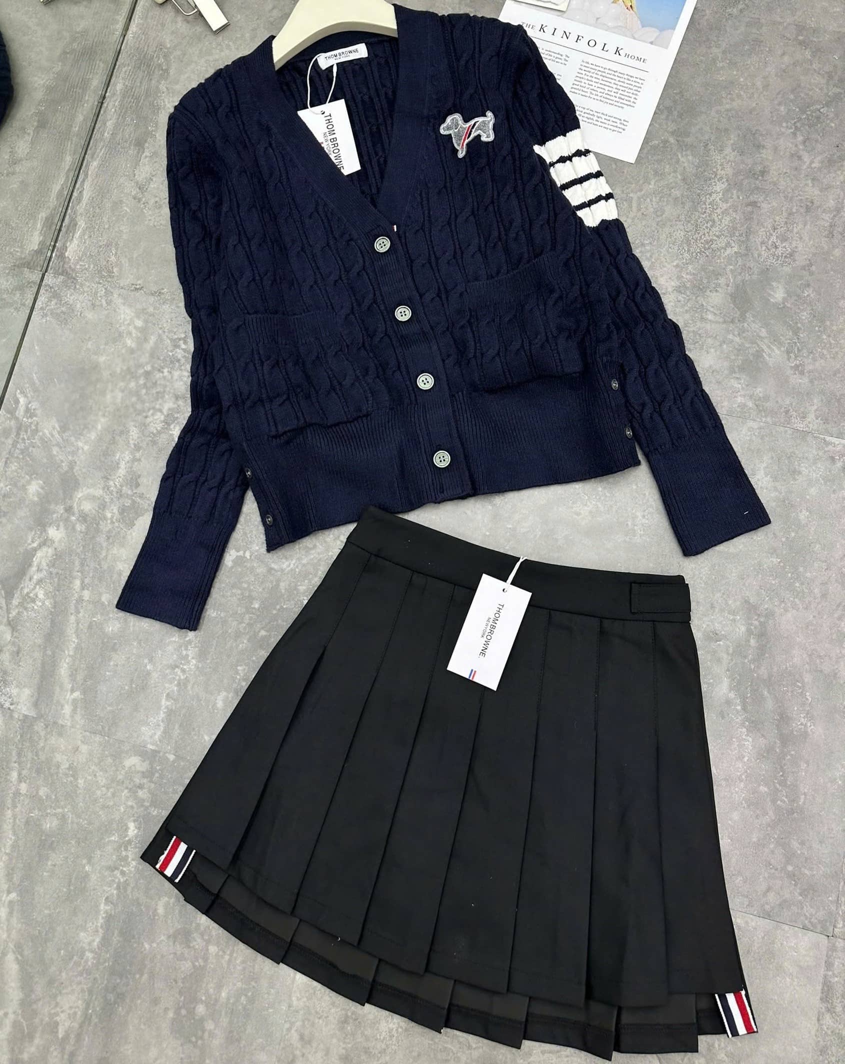 Set áo len váy xếp ly Thom Browne họa tiết chó 4