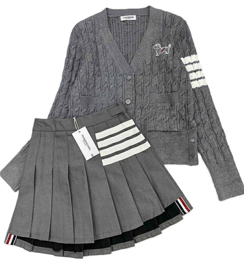 Set áo len váy xếp ly Thom Browne họa tiết chó 5
