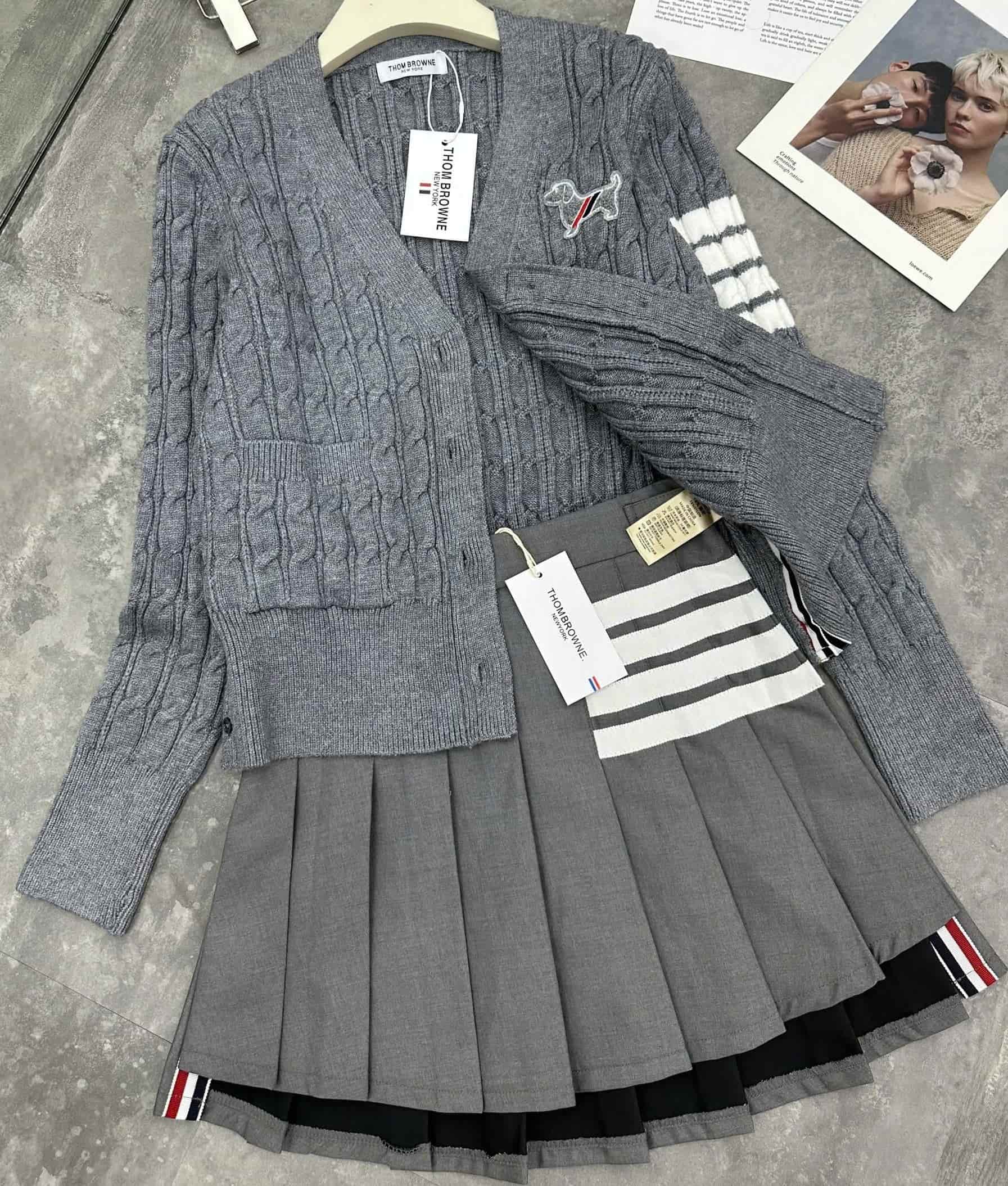 Set áo len váy xếp ly Thom Browne họa tiết chó 6