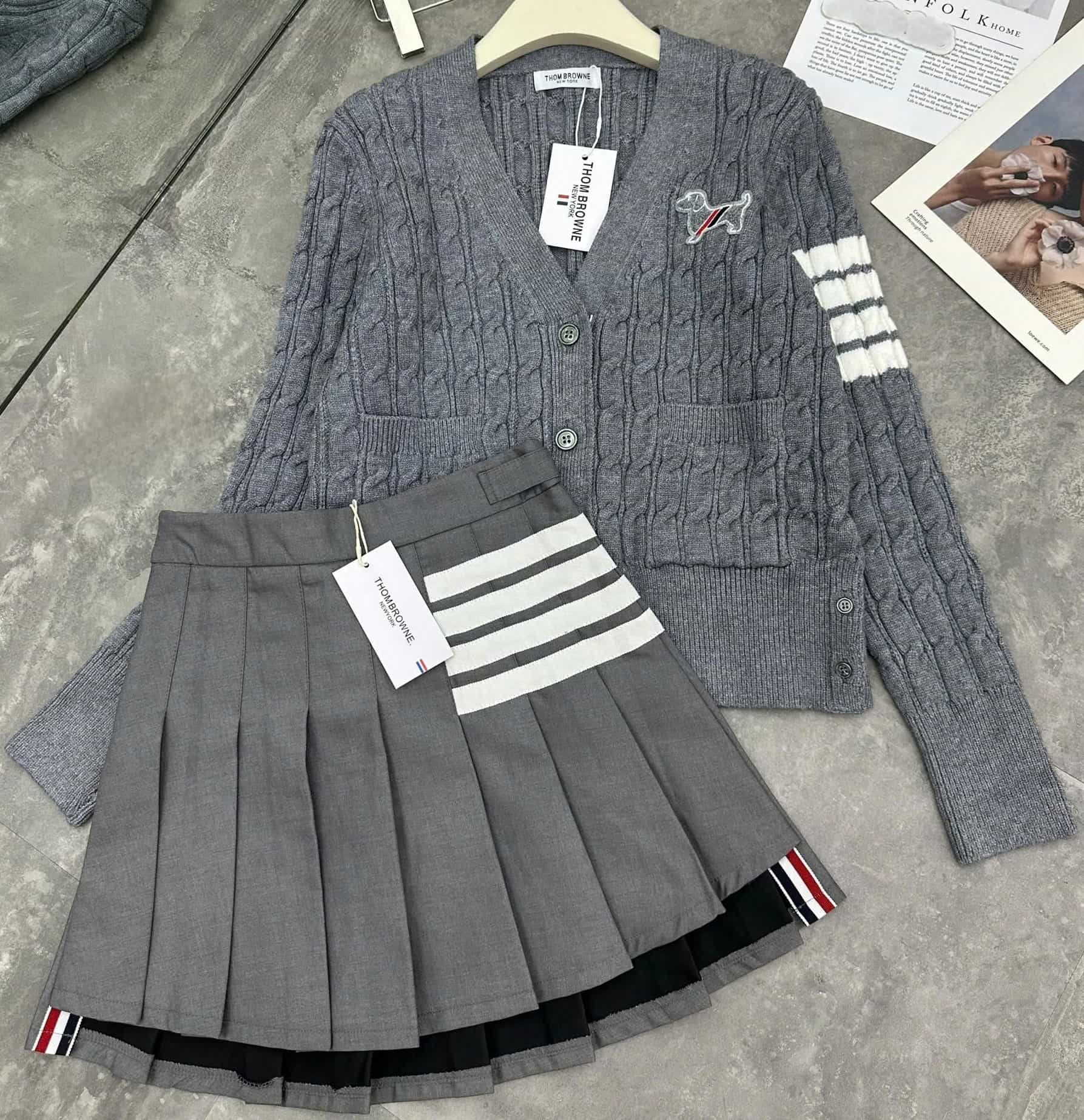 Set áo len váy xếp ly Thom Browne họa tiết chó 7