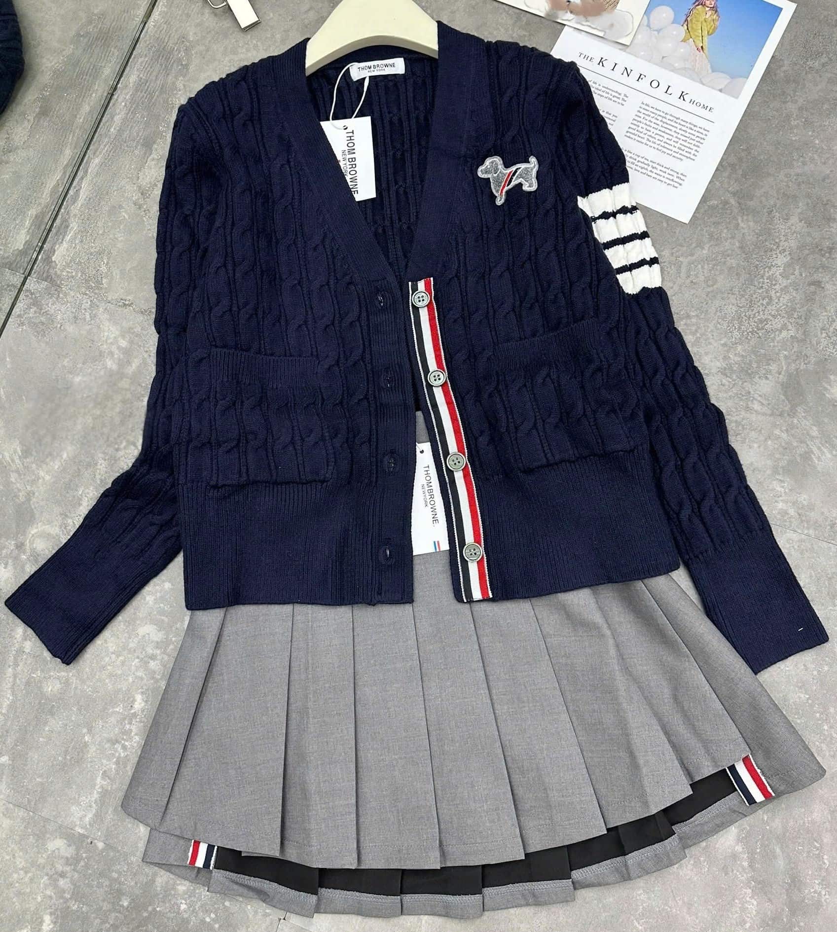 Set áo len váy xếp ly Thom Browne họa tiết chó 8