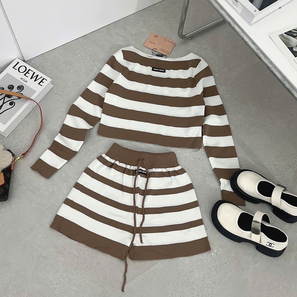 Set bộ áo quần ngắn Miu Miu sọc ngang nâu phối trắng 4
