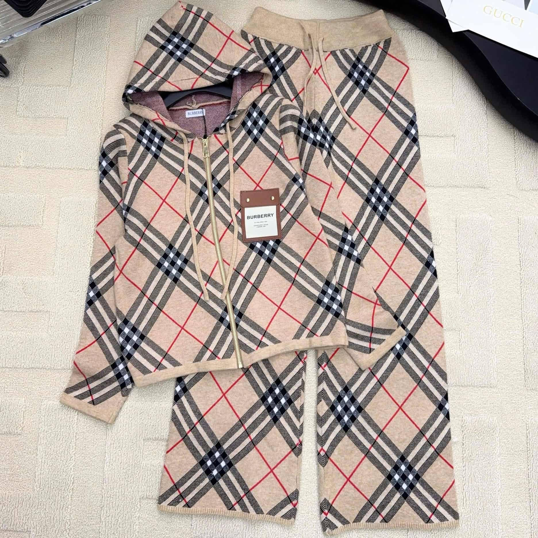 Set áo có nón quần dài suông nữ Burberry 1