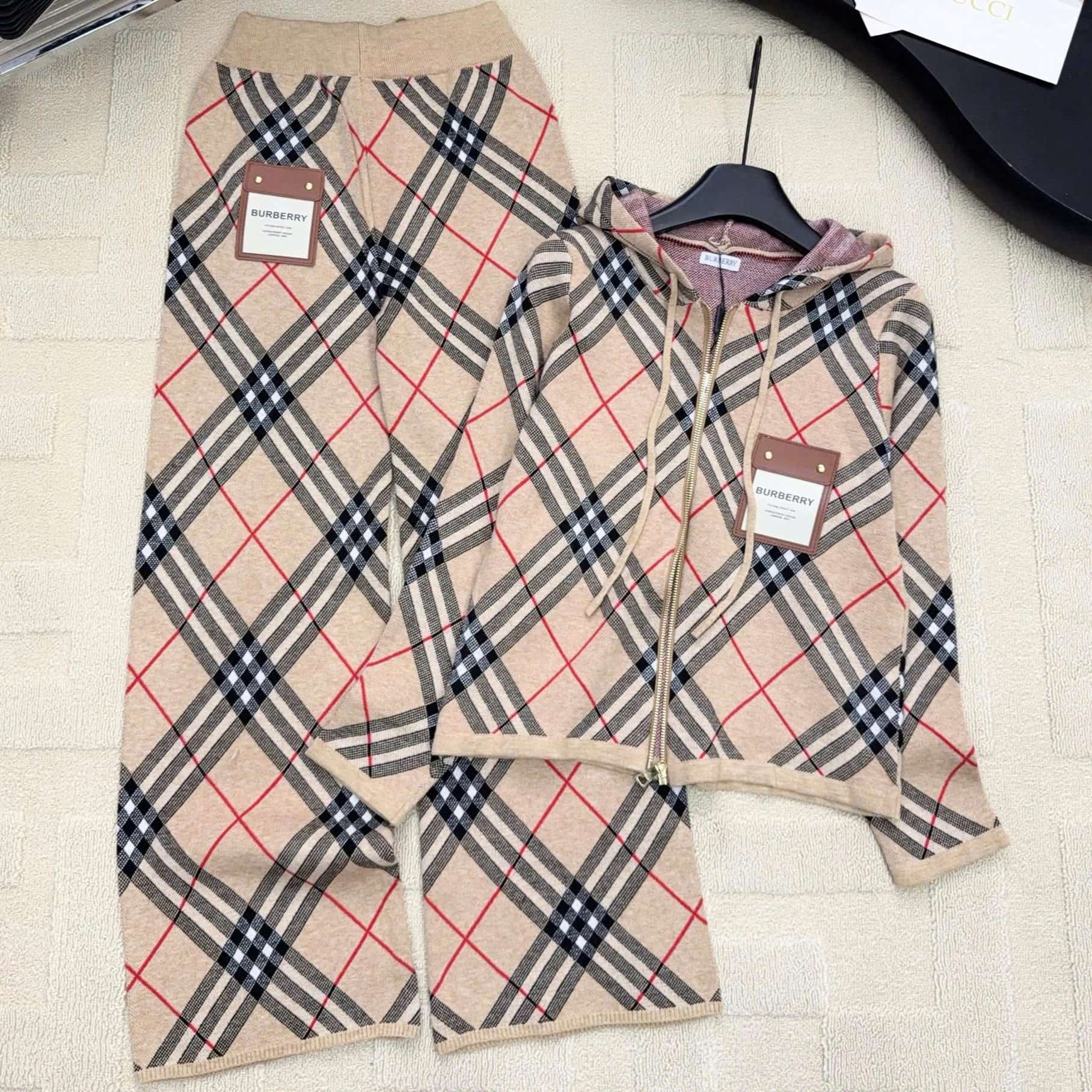 Set áo có nón quần dài suông nữ Burberry 3