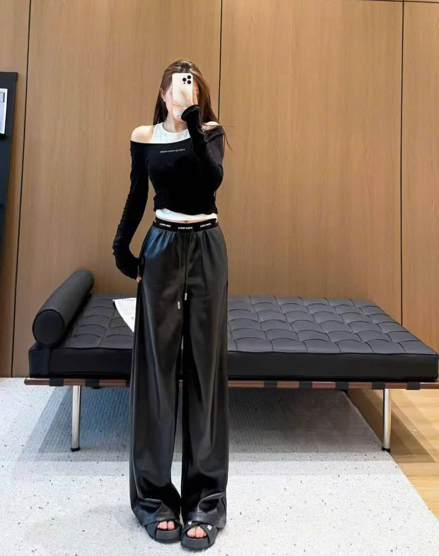 Quần da dài suông màu đen Miu Miu 1