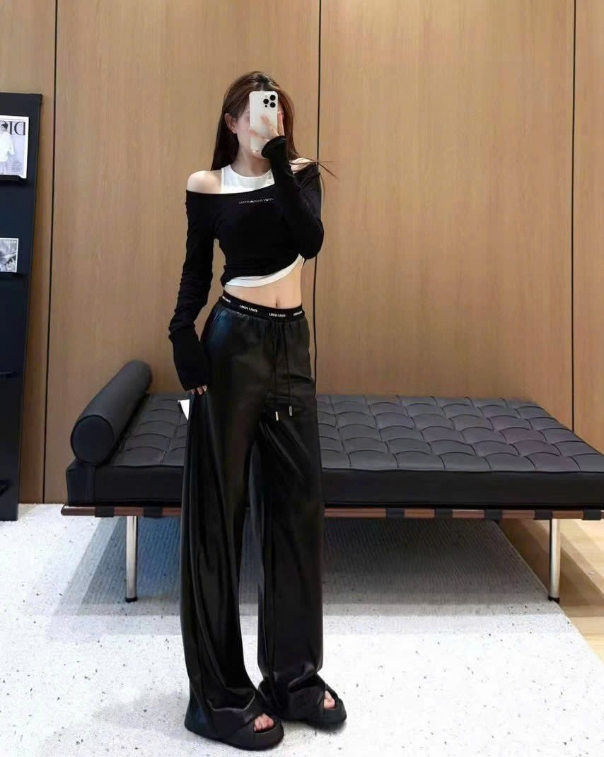 Quần da dài suông màu đen Miu Miu 4