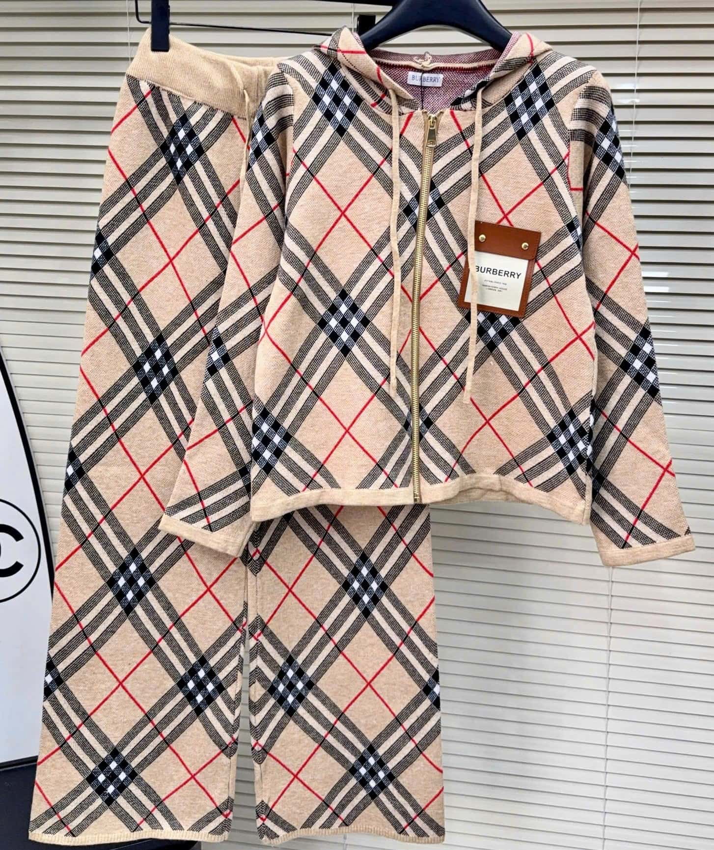 Set áo có nón quần dài suông nữ Burberry 4