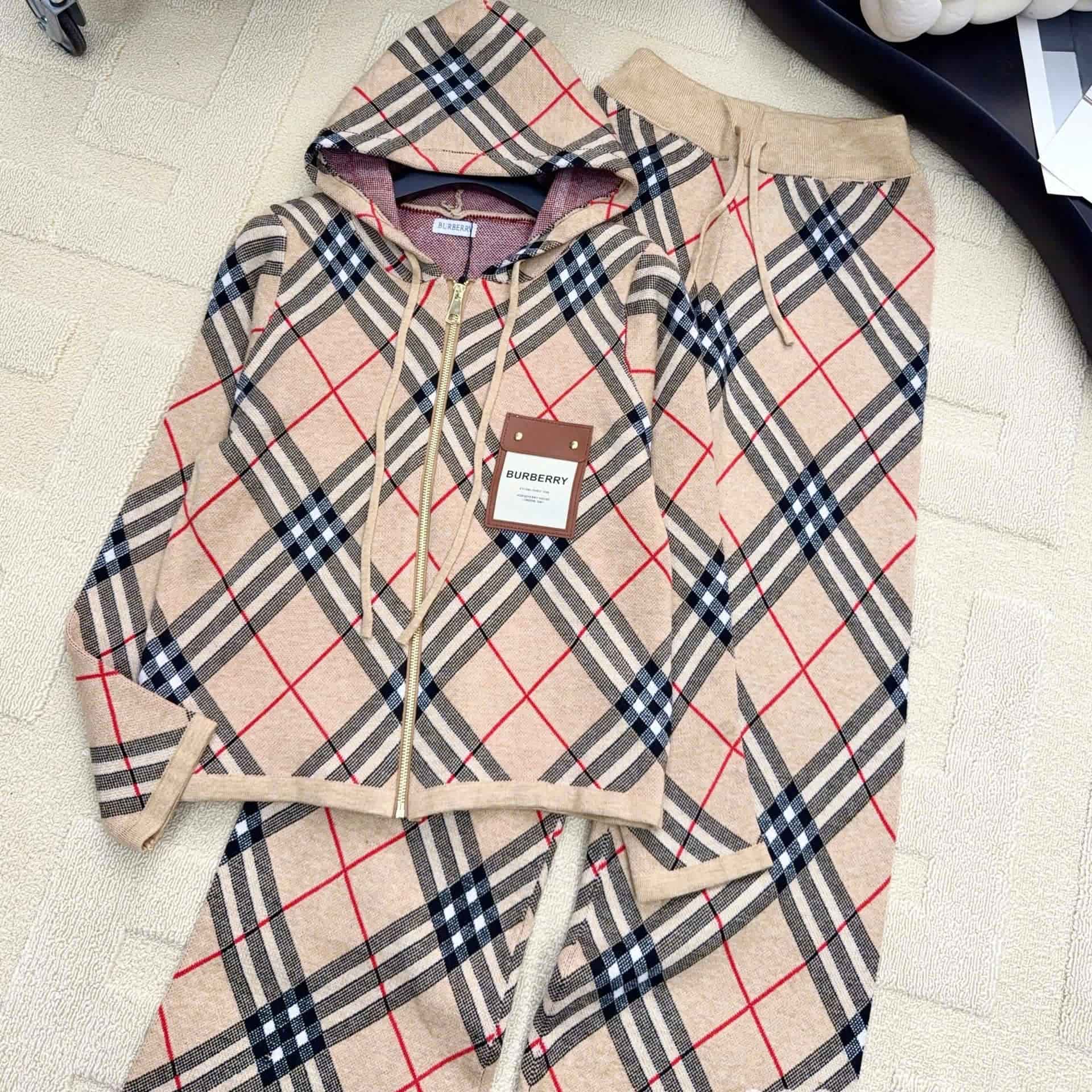 Set áo có nón quần dài suông nữ Burberry 5