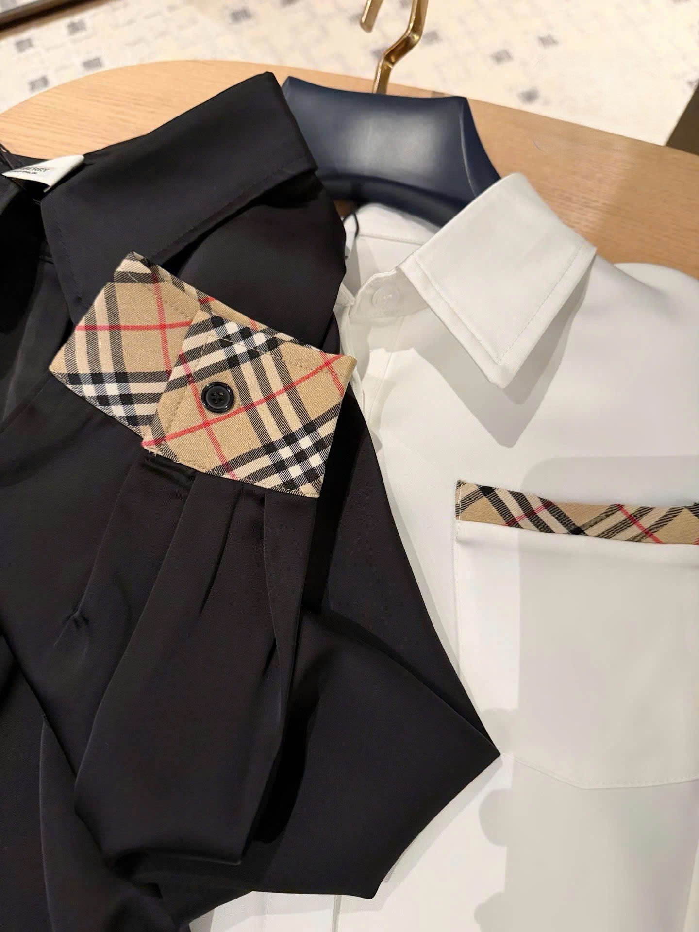Set áo sơ mi trắng đen tay dài váy ngắn sọc Burberry 1