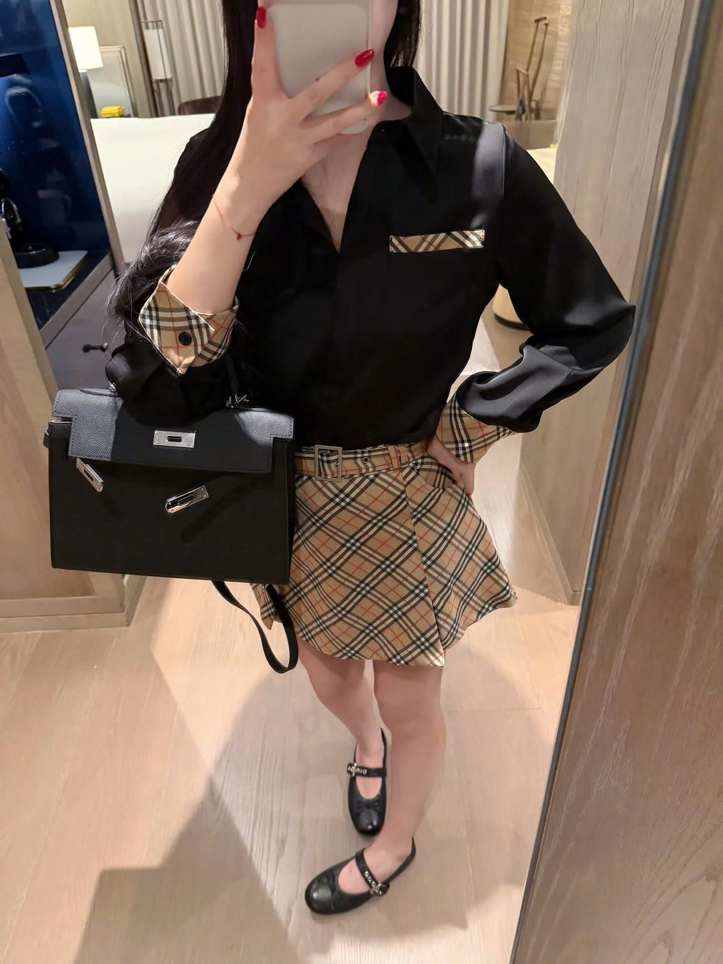 Set áo sơ mi trắng đen tay dài váy ngắn sọc Burberry 2