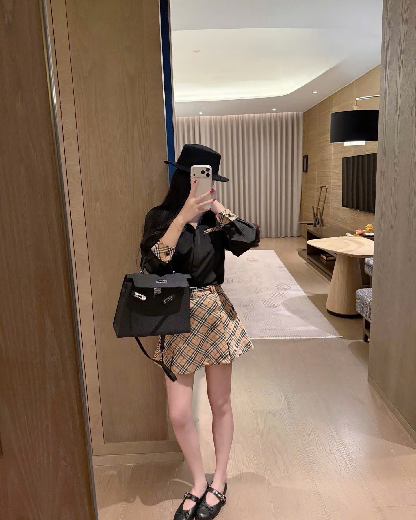 Set áo sơ mi trắng đen tay dài váy ngắn sọc Burberry 3