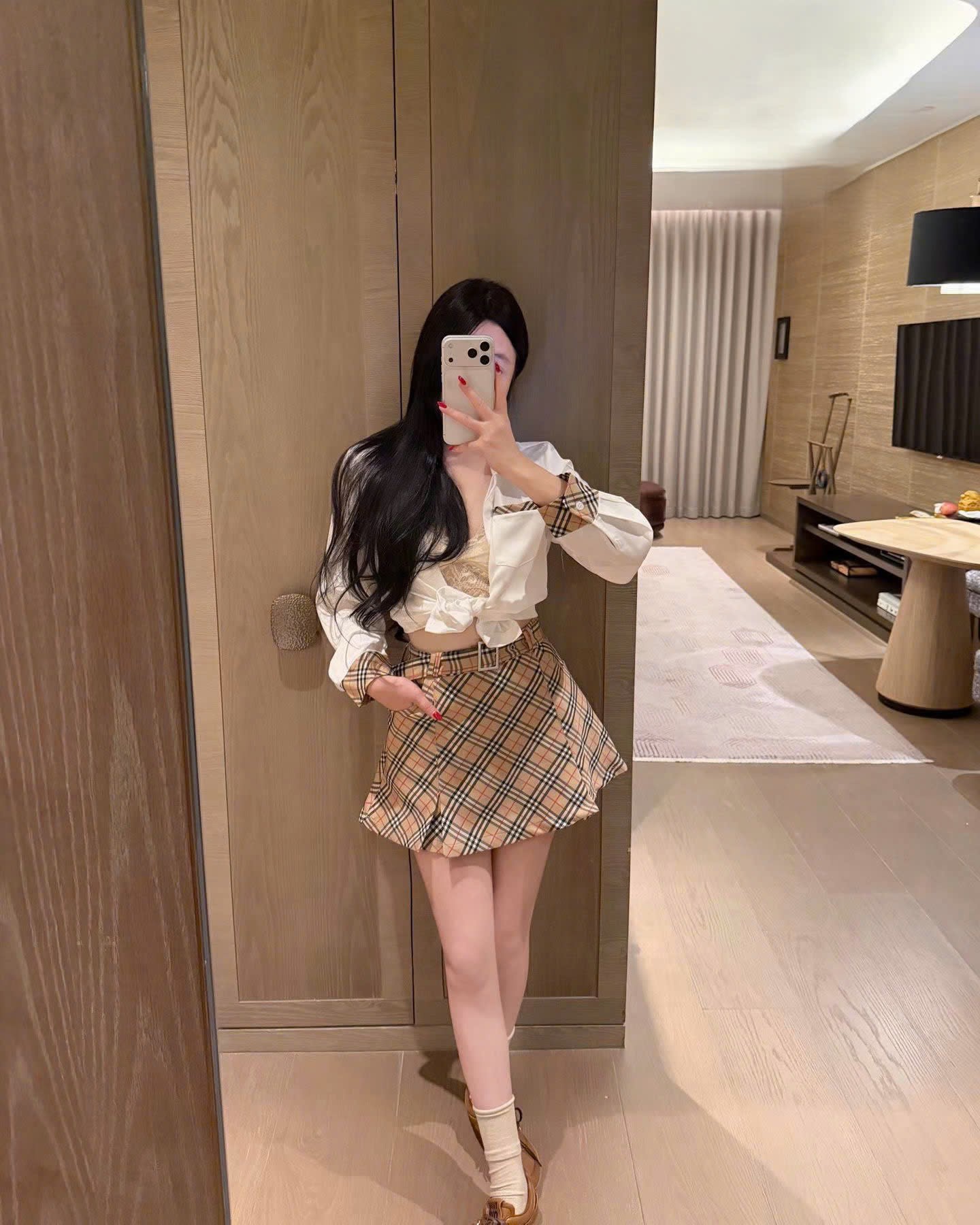 Set áo sơ mi trắng đen tay dài váy ngắn sọc Burberry 5