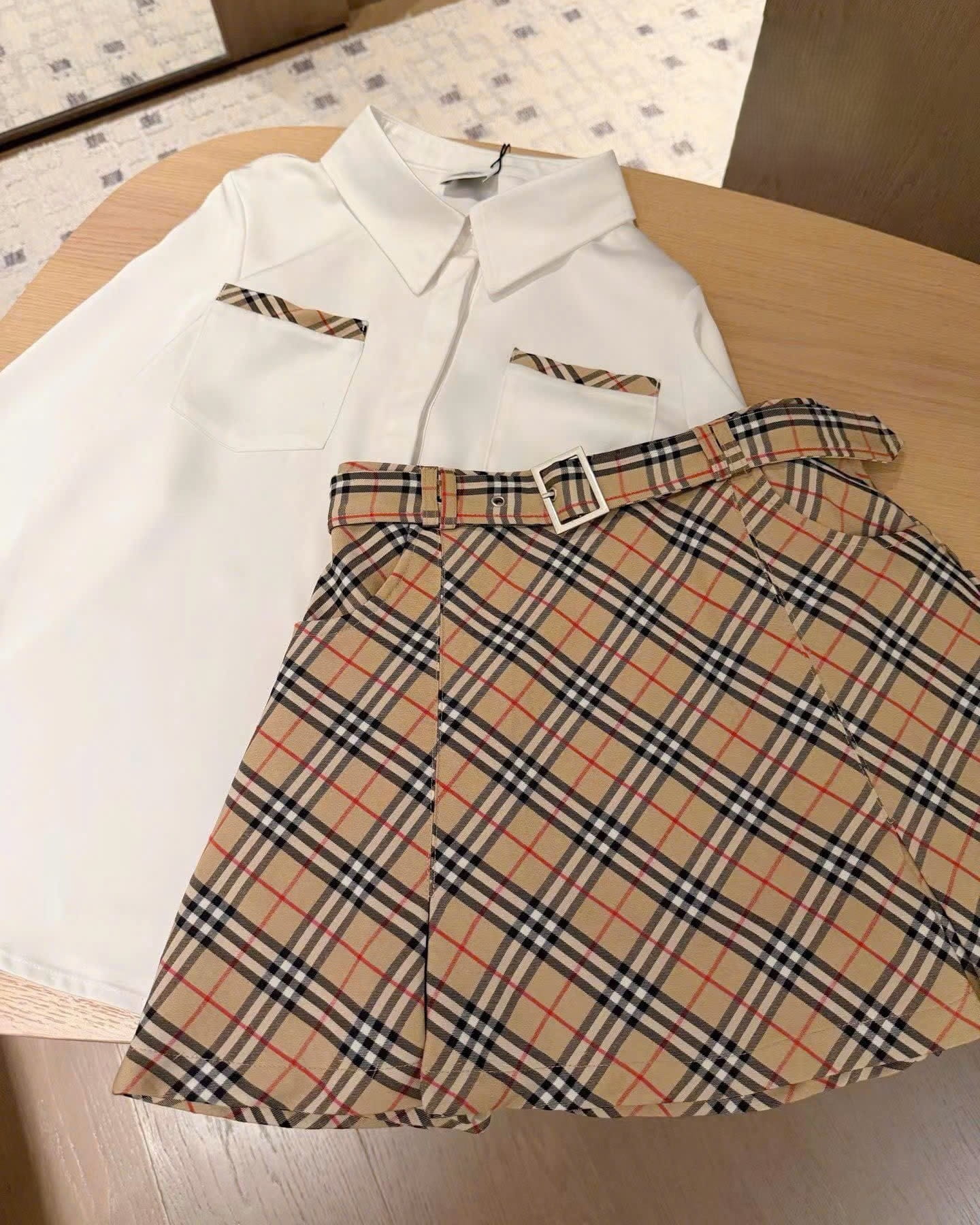 Set áo sơ mi trắng đen tay dài váy ngắn sọc Burberry 6