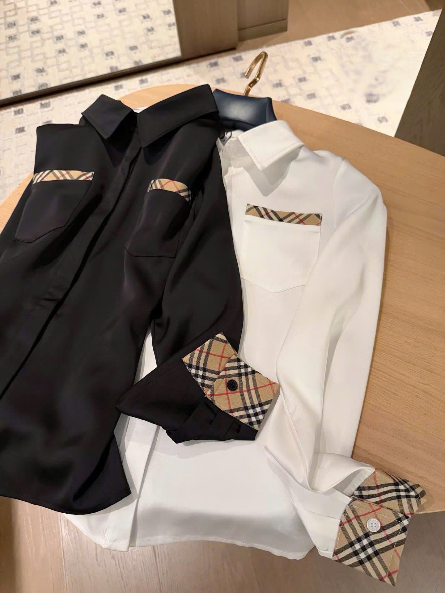 Set áo sơ mi trắng đen tay dài váy ngắn sọc Burberry 4