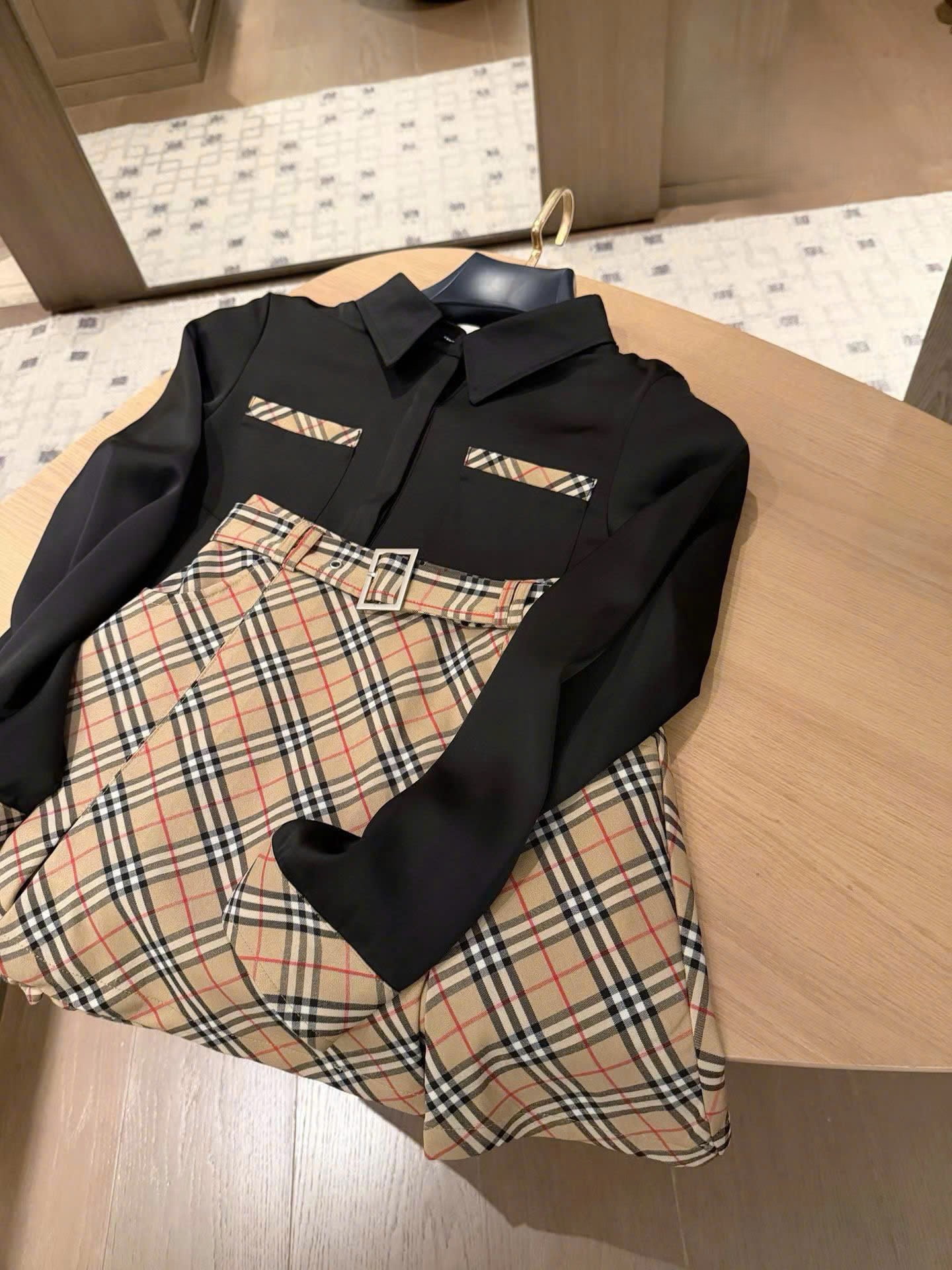 Set áo sơ mi trắng đen tay dài váy ngắn sọc Burberry 8