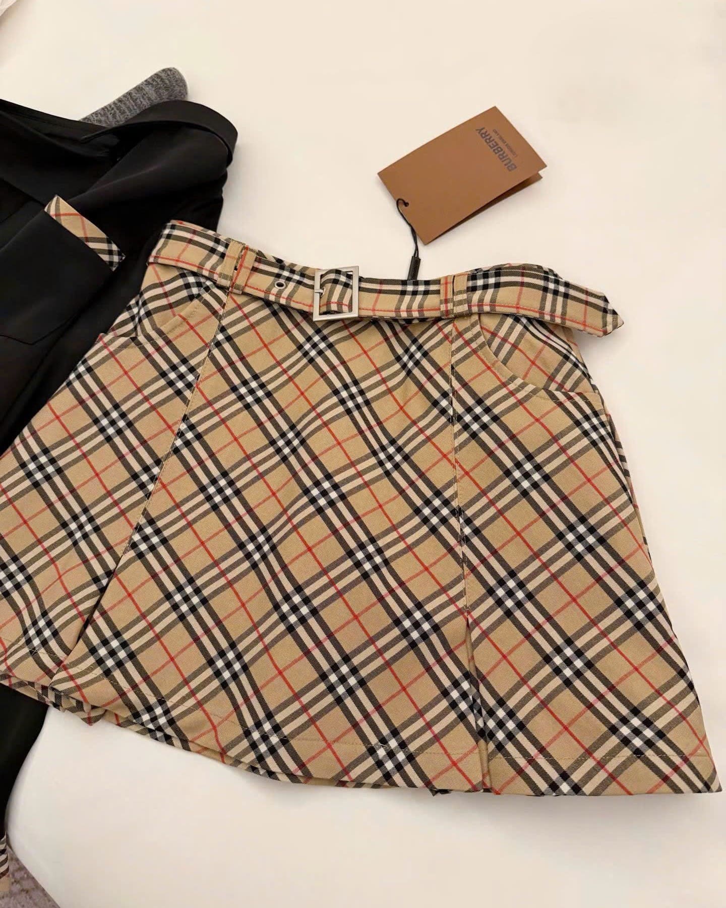 Set áo sơ mi trắng đen tay dài váy ngắn sọc Burberry 9