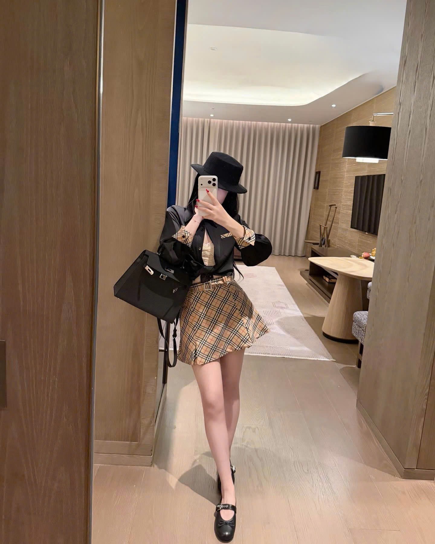 Set áo sơ mi trắng đen tay dài váy ngắn sọc Burberry 10
