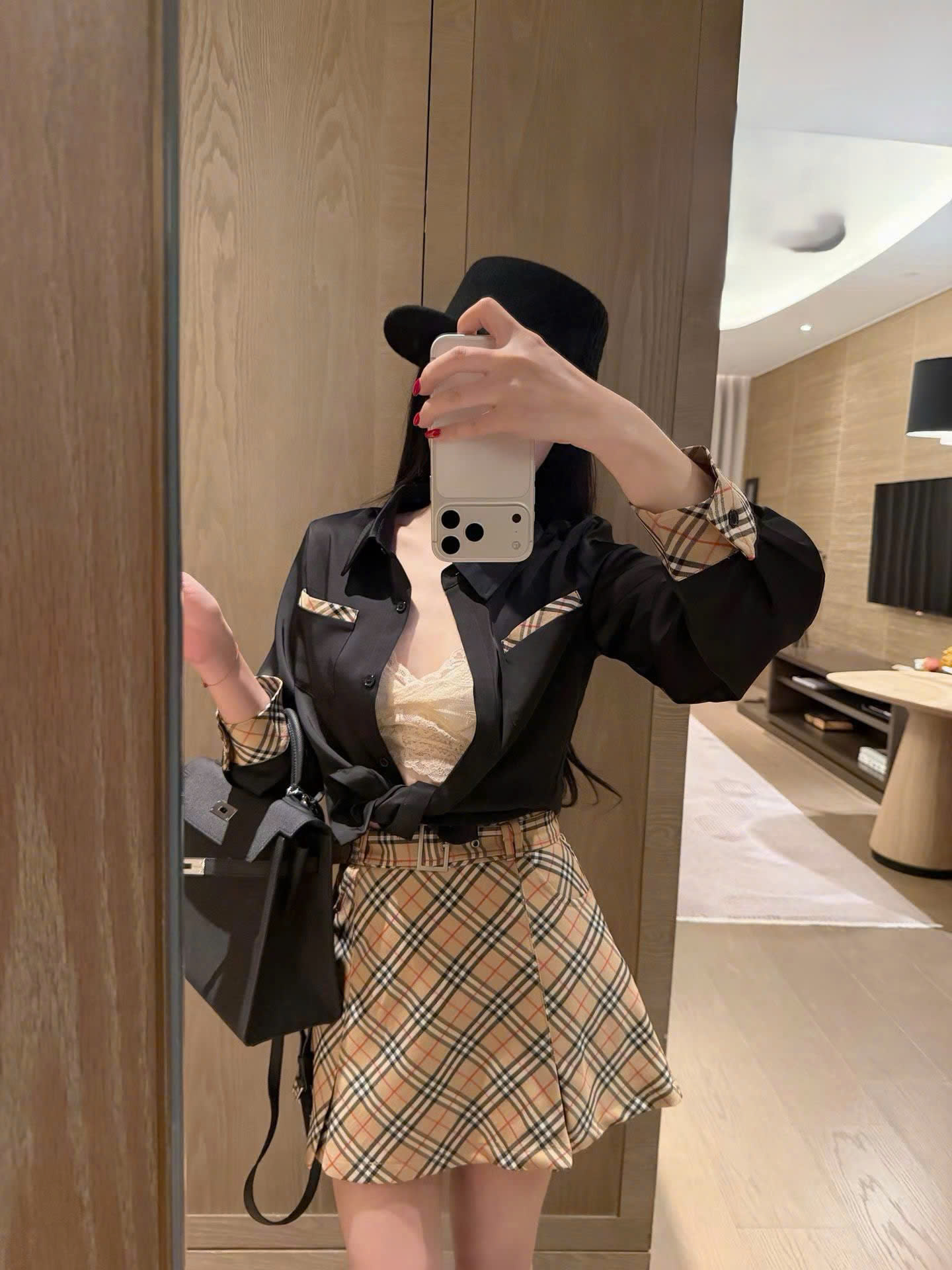 Set áo sơ mi trắng đen tay dài váy ngắn sọc Burberry 11