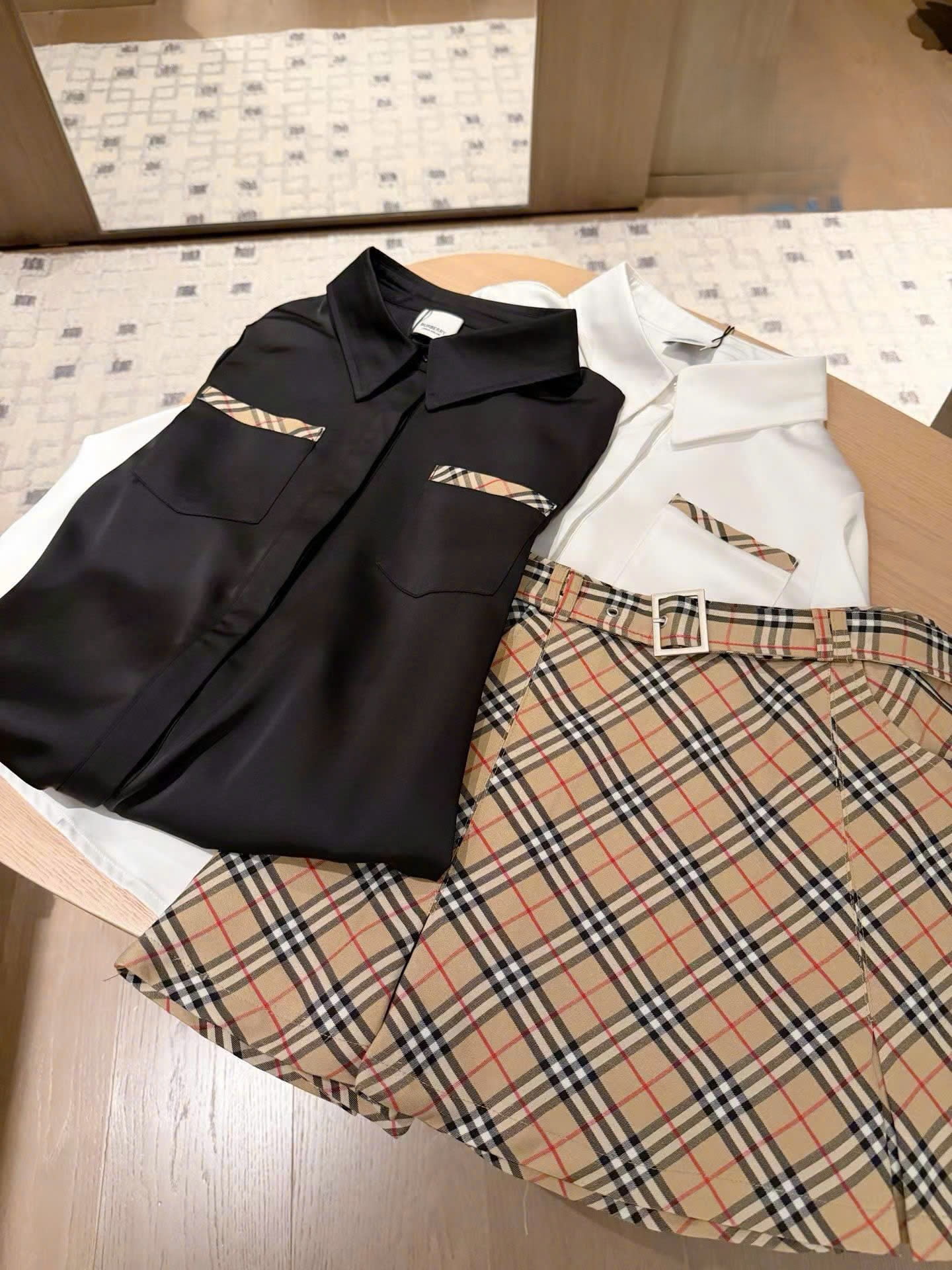 Set áo sơ mi trắng đen tay dài váy ngắn sọc Burberry 12